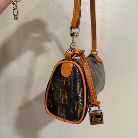 NWOT Dooney & Bourke Black with Brown Trim Barrel Shoulder Bag 🤎 - Picture 5 of 10
